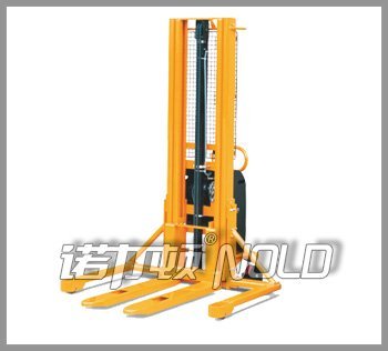 寬支腿型半電動堆高車